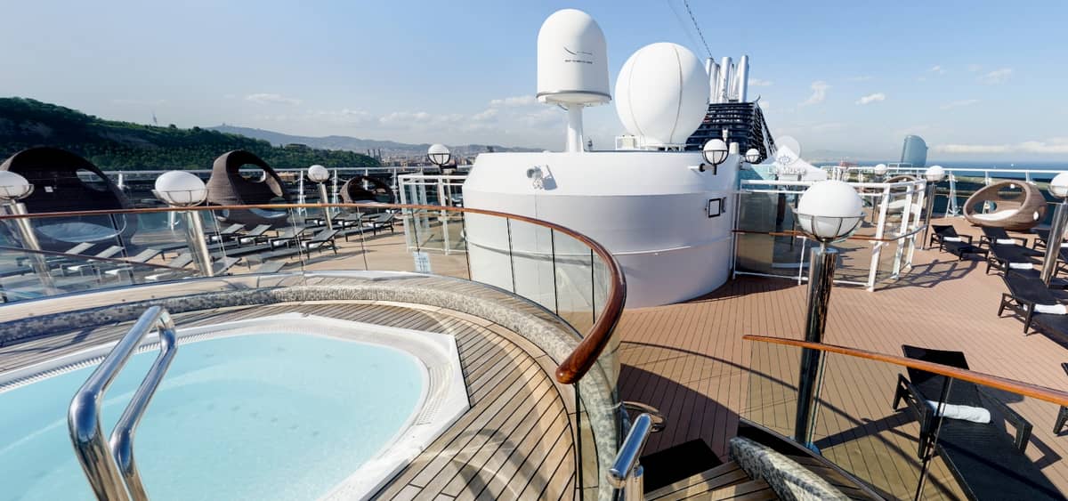 4- TOP 18 SOLARIUM <br> RELAX EXCLUSIVO EN LA CUBIERTA SUPERIOR