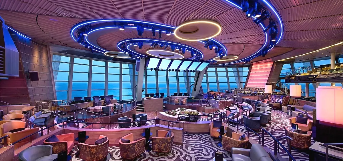 2- TWO70 <br> LOUNGE & ESPECTÁCULOS INMERSIVOS