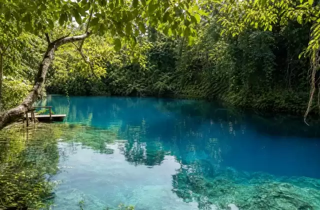 En Riri Blue Hole