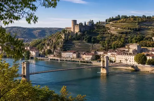 Tournon-sur-Rhône y el encanto de las dos orillas
